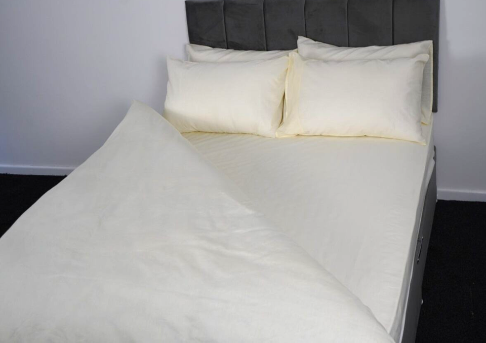 Polycotton Plain Dyed Duvet Cover with Matching Pillowcases Bedding Set All Size